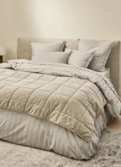 BOUT DE LIT ÉDREDON MATELASSÉ EN VELOURS LAVÉ BEIGE
