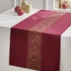 CHEMIN DE TABLE EN SATIN AVEC BRODERIE DORÉE ROUGE BORDEAUX