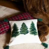 COUSSIN BRODÉ MOTIFS SAPINS AVEC POMPONS MULTICOLORE