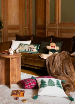 COUSSIN BRODÉ MOTIFS SAPINS AVEC POMPONS MULTICOLORE