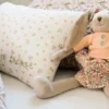 COUSSIN EN GAZE DE COTON FLEURS ET BRODERIE ÉCRU