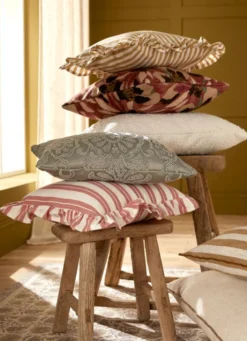 COUSSIN À RAYURES EN MATIÈRE TEXTURÉE OCRE
