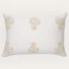 COUSSIN TEXTURÉ AVEC BRODERIE FLORALE TON SUR TON ECRU