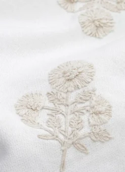 COUSSIN TEXTURÉ AVEC BRODERIE FLORALE TON SUR TON ECRU