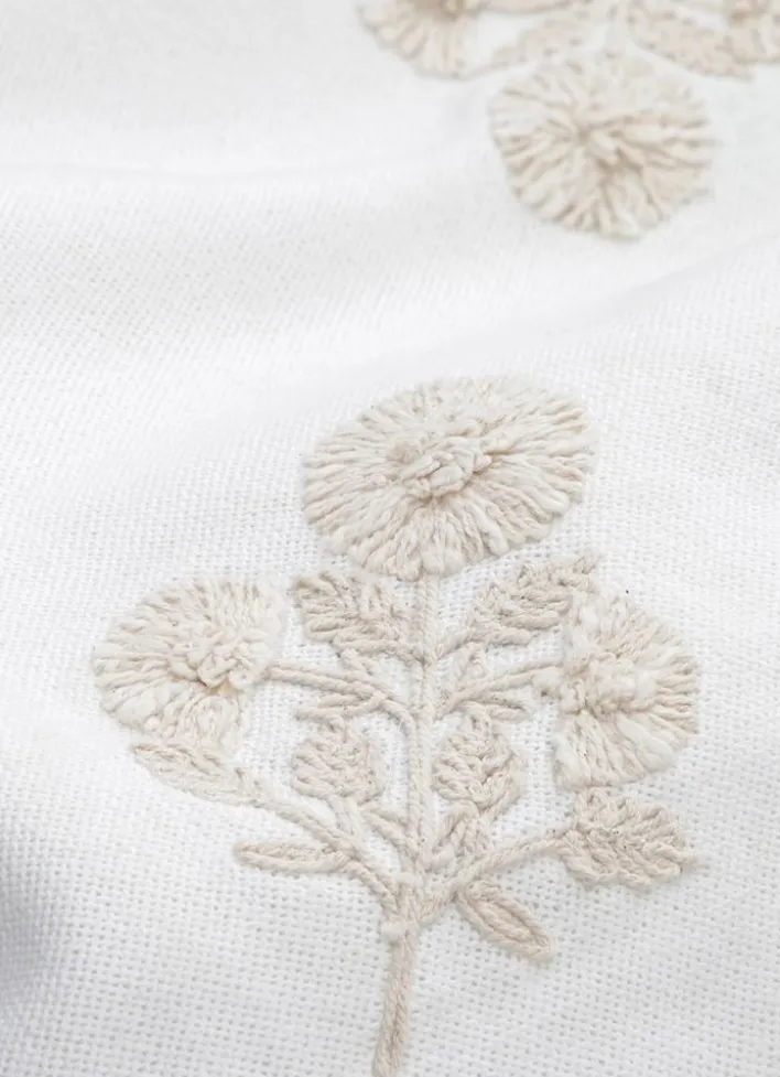 COUSSIN TEXTURÉ AVEC BRODERIE FLORALE TON SUR TON ECRU