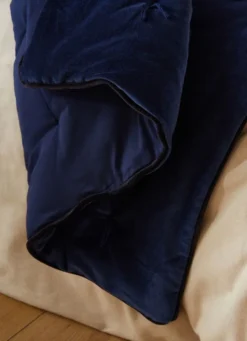 ÉDREDON EN VELOURS GANSÉ D'UN BIAIS CONTRASTÉ BLEU PROFOND