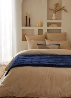 ÉDREDON EN VELOURS GANSÉ D'UN BIAIS CONTRASTÉ BLEU PROFOND