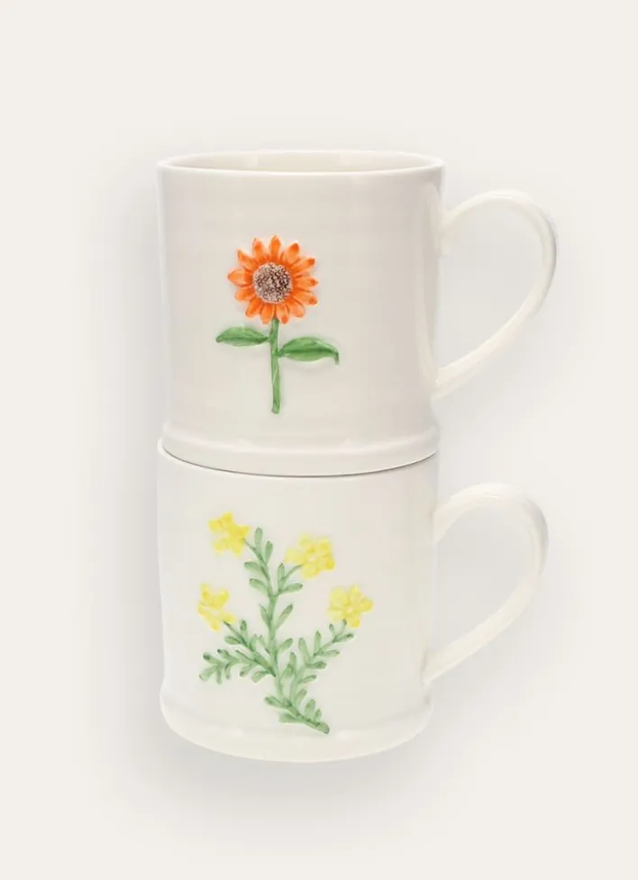 MUG EN GRÈS FLEUR EMBOSSÉE PEINTE MAIN OCRE