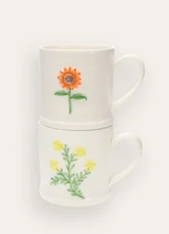 MUG EN GRÈS FLEUR EMBOSSÉE PEINTE MAIN JAUNE
