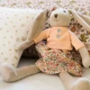 PELUCHE EN FORME DE LAPINE MULTICOLORE