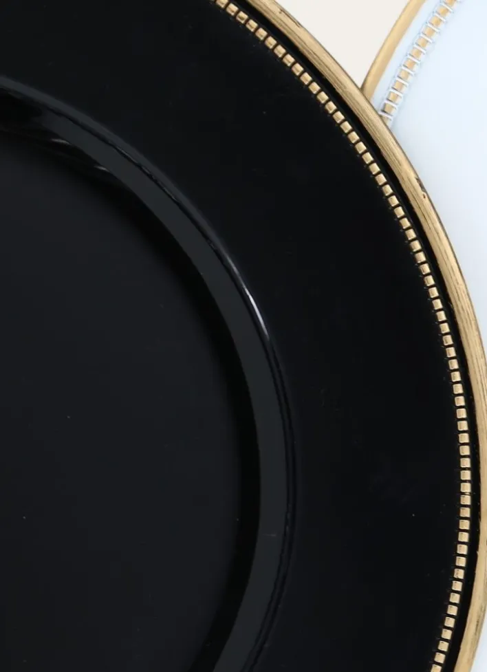 PLAT DE PRÉSENTATION AVEC UN LISERÉ NOIR/OR