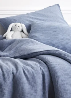 TAIE ENFANT EN GAZE DE COTON BRODERIE FEUILLE BLEU