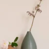 VASE EN GRÈS FORME MENHIR MULTICOLORE/KAKI