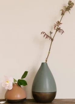 VASE EN GRÈS FORME MENHIR MULTICOLORE/KAKI