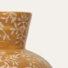 VASE EN GRÈS MOTIF FLEURS OCRE